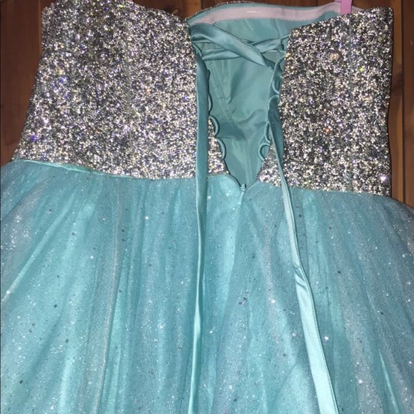 ••PROM DRESS•• - Picture 3 of 6